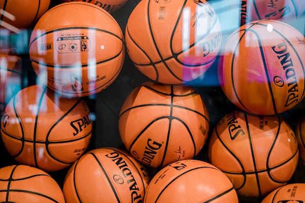 法国队球星姆巴佩高速突破防守球员的瞬间